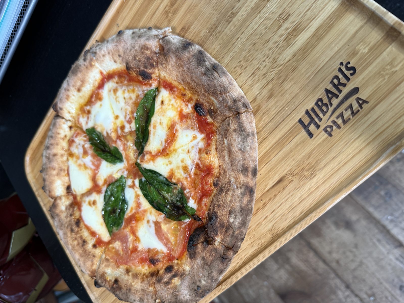 ひばり畑のマルゲリータ。HIBARI's PIZZA の焼印が入った木のボードにのせて。